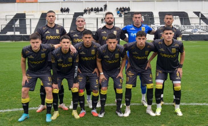 Jugadores de Almirante Brown celebrando un gol en la cancha de All Boys