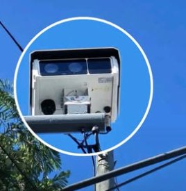 Cámara de fotomultas en una calle de La Tablada