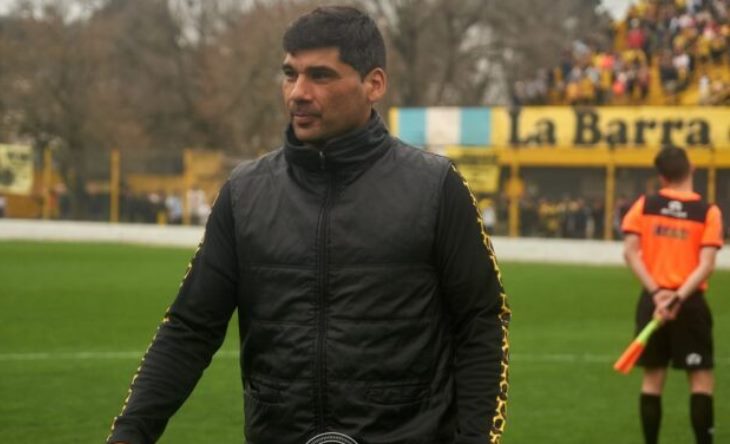 Andrés Montenegro, técnico de Almirante Brown, durante un partido