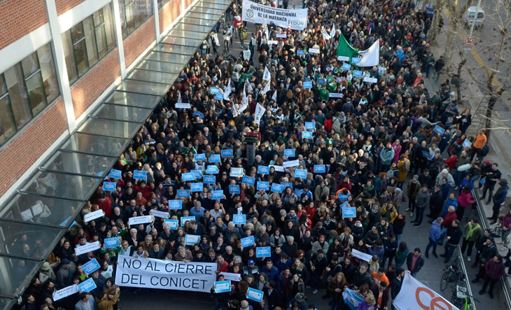 Trabajadores de ciencia y tecnología en una conferencia de prensa