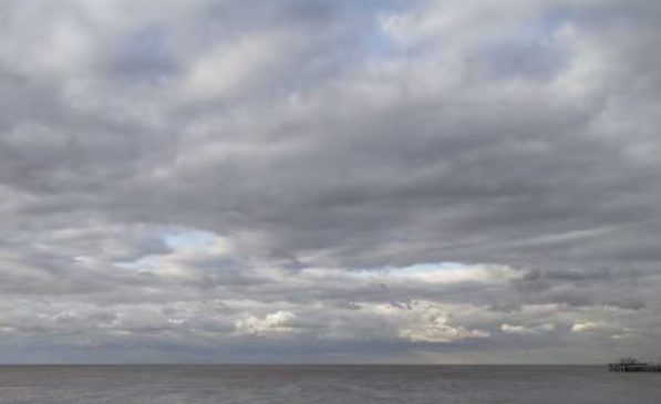 Cielo parcialmente nublado sobre edificios del AMBA