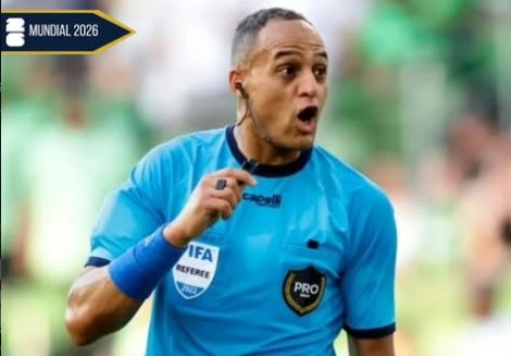 Ismail Elfath con la camiseta de árbitro durante un partido