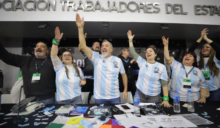 Bandera argentina y cartel de ATE en una manifestación