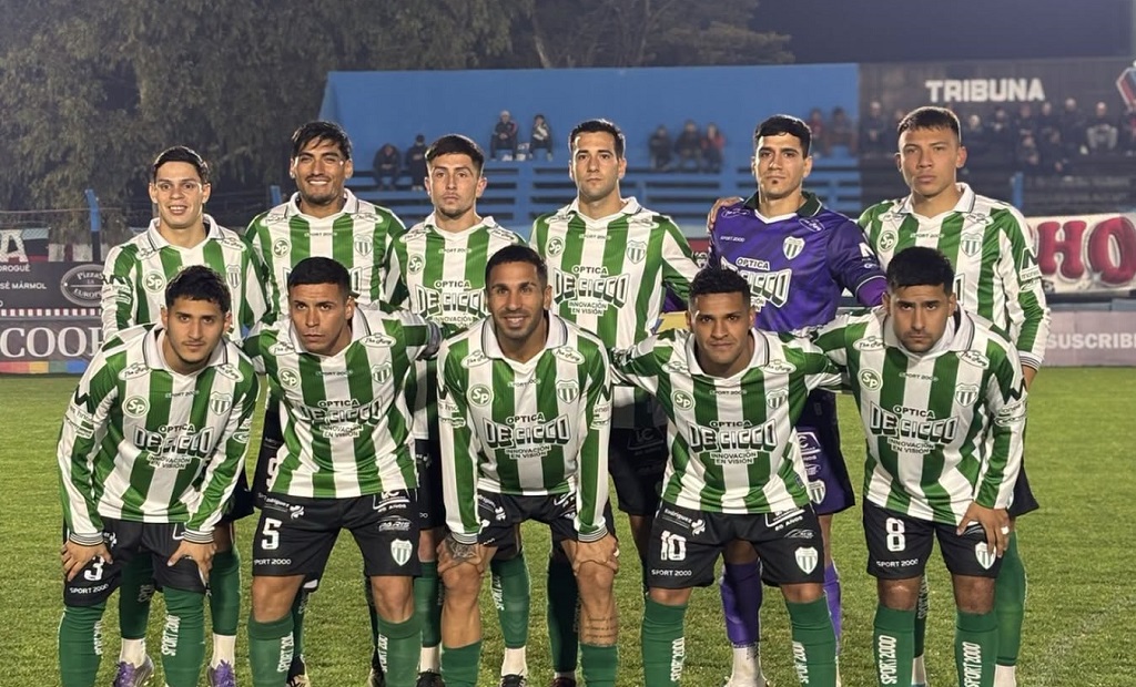 Jugadores de Deportivo Laferrere celebrando un gol en el estadio de Adrogué