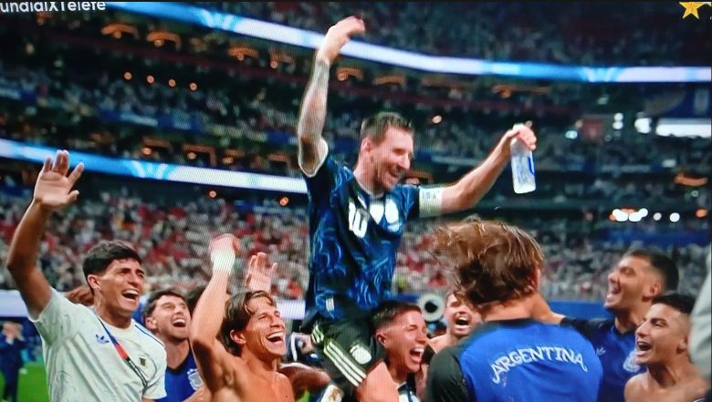 Jugadores argentinos celebrando la clasificación a la final del Mundial
