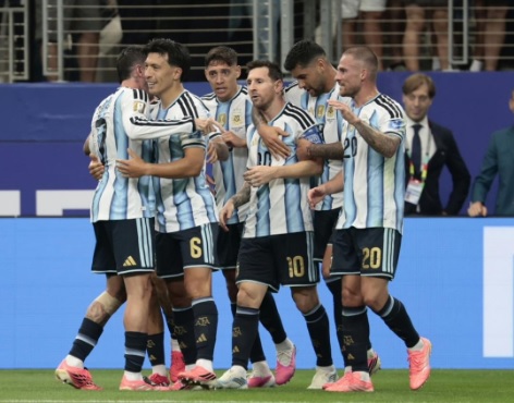 Balcón de la Casa Rosada con banderas argentinas