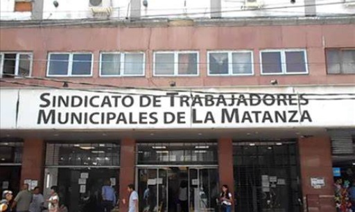 Votantes en una mesa electoral del Sindicato de Trabajadores Municipales de La Matanza