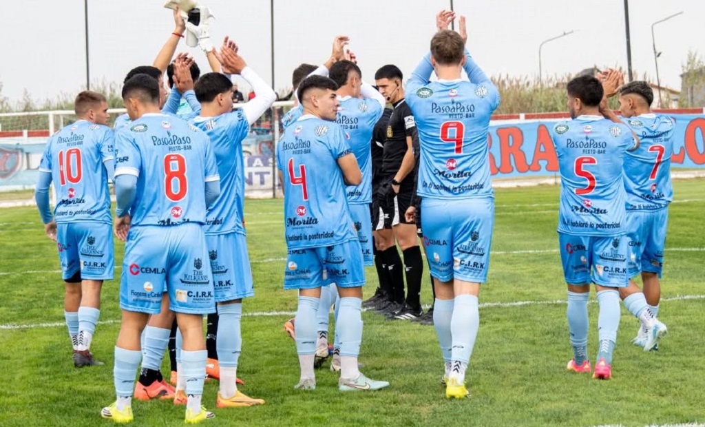 Partido de fútbol en cancha de ascenso con jugadores en acción