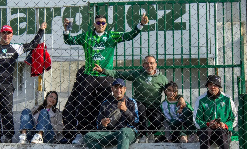 Estadio Ciudad de Laferrere con público en las tribunas