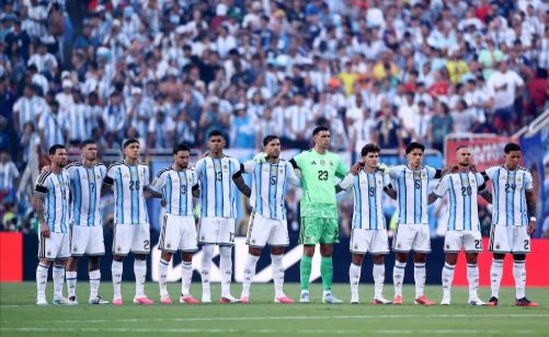 Jugadores de la Selección Argentina formando un círculo en la cancha