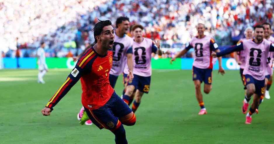 Jugadores de España celebran con la Copa del Mundo en el MetLife Stadium