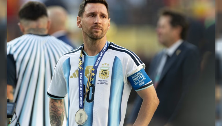 Jugadores argentinos con medallas de plata tras la final del Mundial