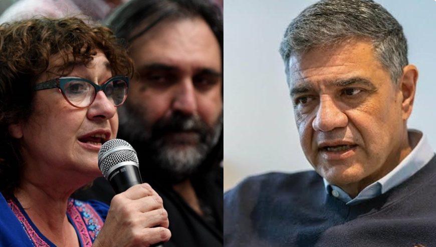 Docentes con carteles de protesta frente a un edificio gubernamental