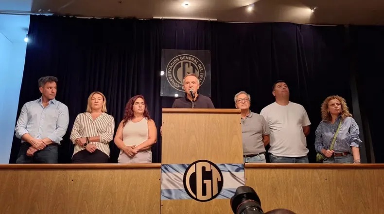 Dirigentes sindicales en una conferencia de prensa anunciando medidas de fuerza