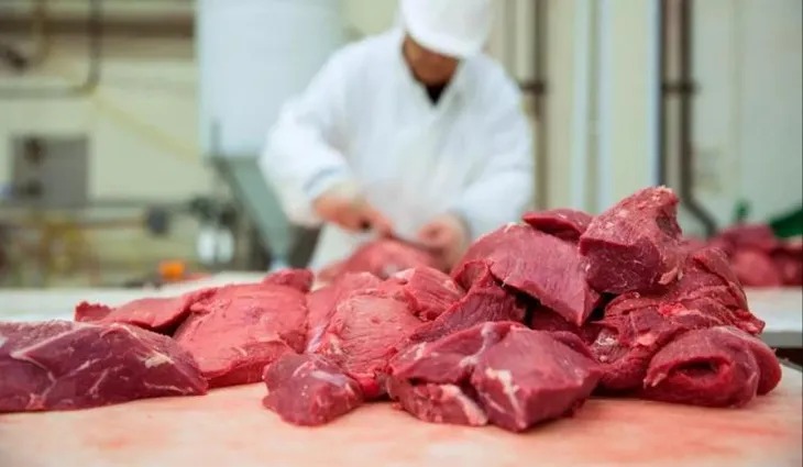 Cortes de carne vacuna en una carnicería