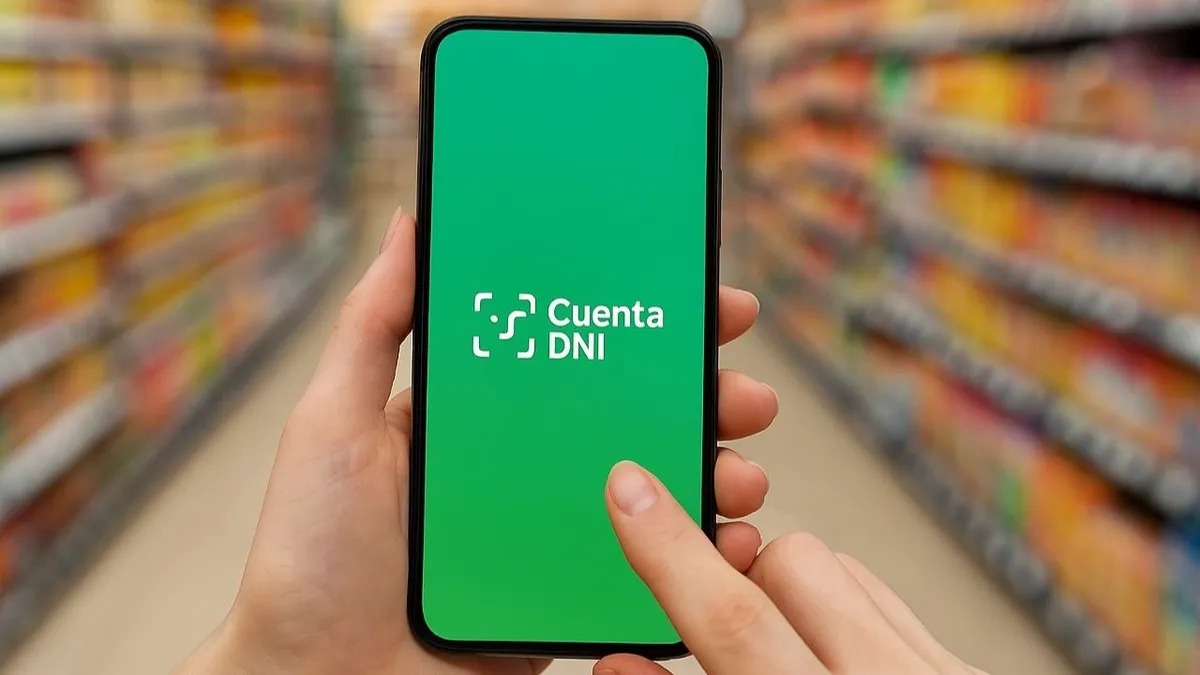 Persona usando celular con aplicación Cuenta DNI
