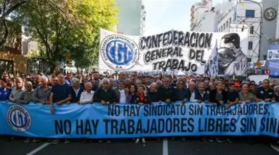 Manifestantes con carteles frente al Congreso Nacional en Buenos Aires