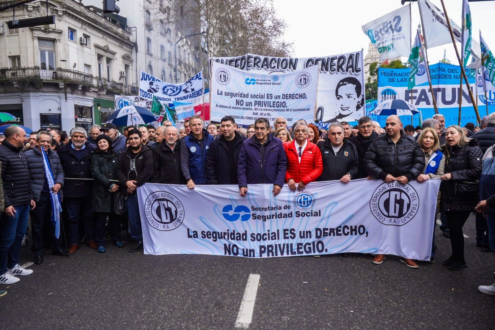 Manifestantes con banderas frente al Congreso argentino