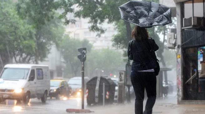 Cielo nublado sobre edificios del AMBA con lluvia