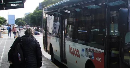 Colectivo de la Línea 60 con calcomanía de Malvinas