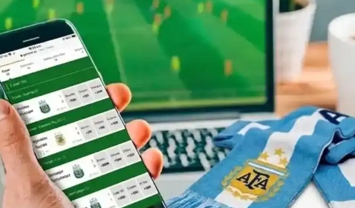 Persona usando un teléfono celular con una pantalla de apuestas deportivas