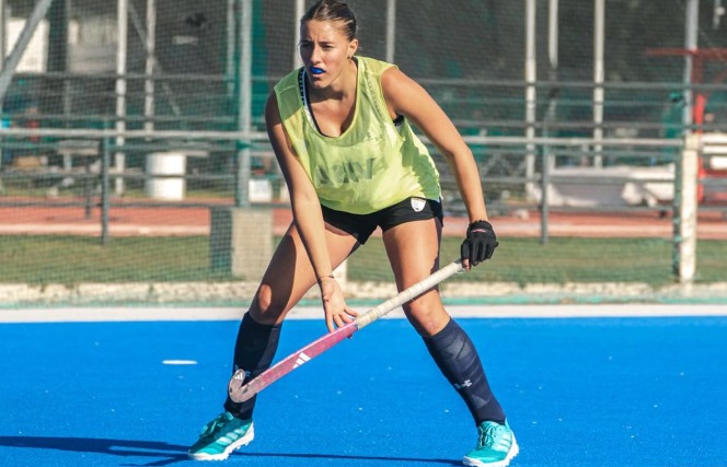 Jugadora de hockey con la camiseta de Las Leonas
