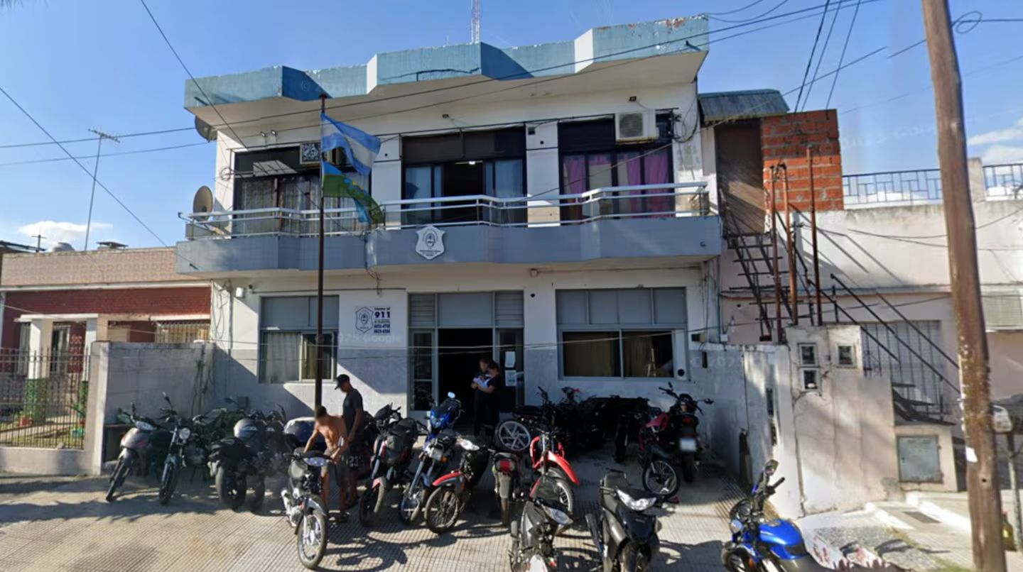 Frente de la Comisaría San Carlos en La Matanza