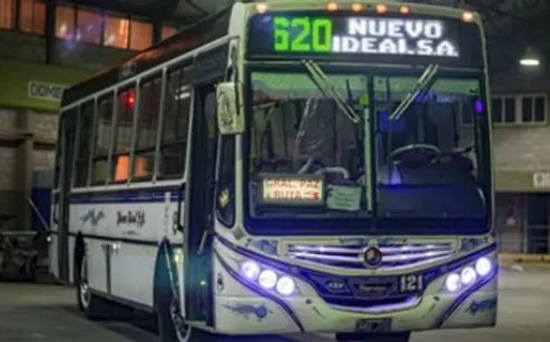 Colectivo del AMBA circulando por una calle de La Matanza