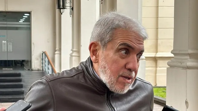 Aníbal Fernández habla en la gobernación bonaerense en La Plata