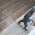 Cámaras de seguridad muestran a tres encapuchados dentro de un kiosco