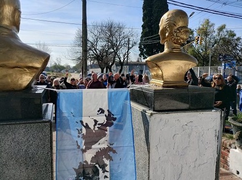 Bustos de Eva Perón y Juan Domingo Perón en Ciudad Evita durante el homenaje