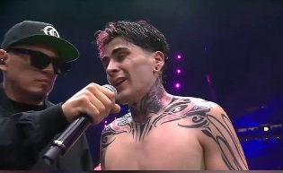 Lit Killah celebrando su victoria en el ring de La Velada del Año 6