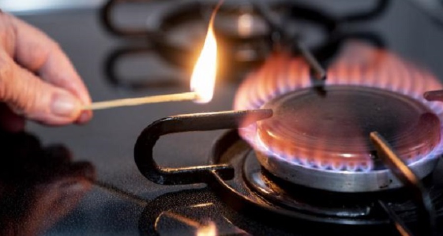 Factura de gas natural sobre una mesa