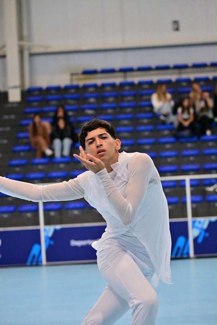 Josué Aquino patinando sobre ruedas en una competencia
