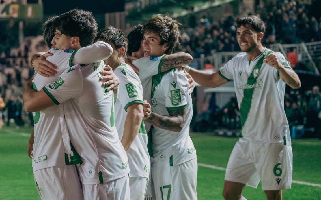 Jugadores de Banfield celebran un gol en el estadio Florencio Sola