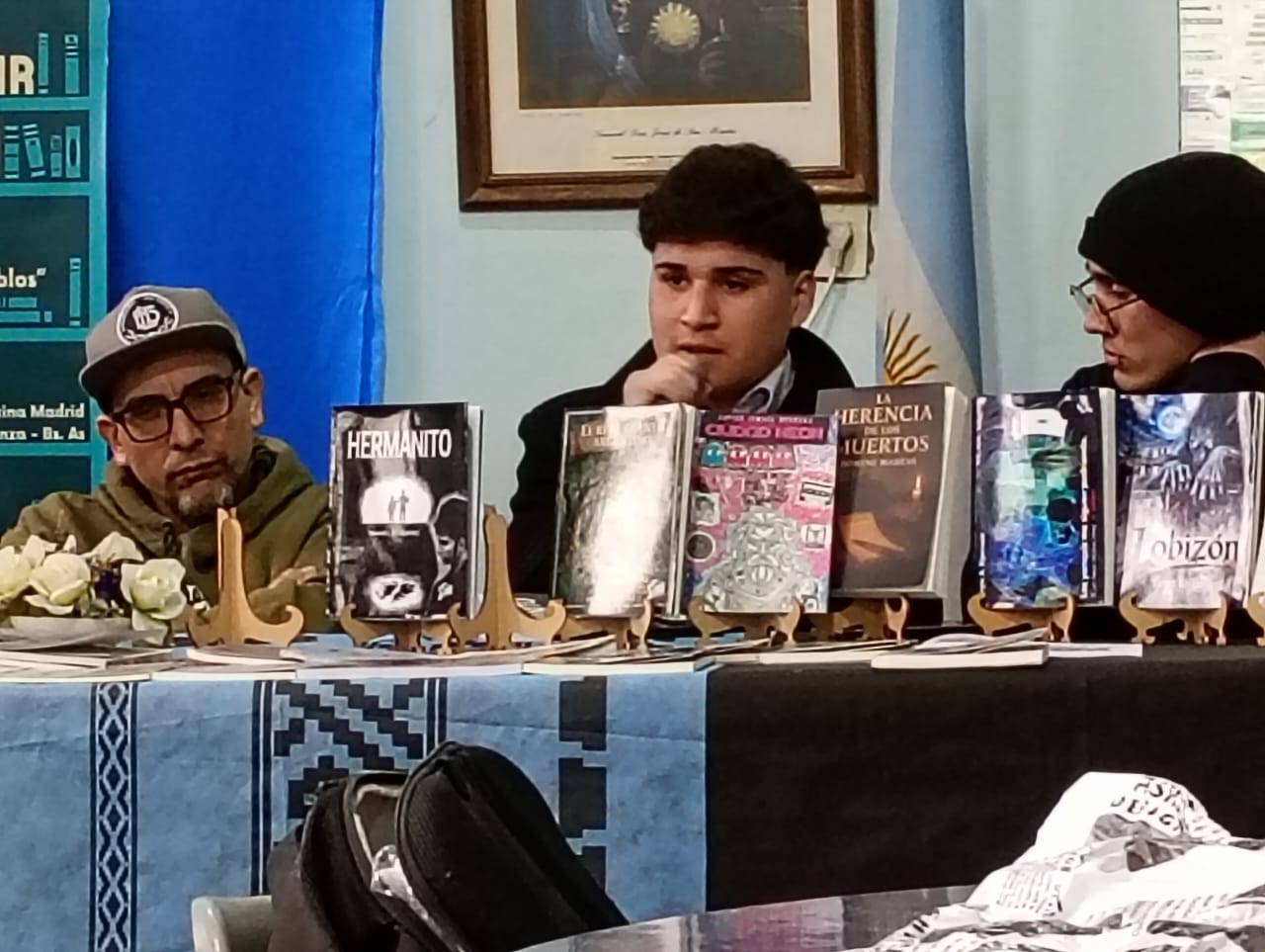 Joaquín Nahuel Schramm sosteniendo su libro Hermanito