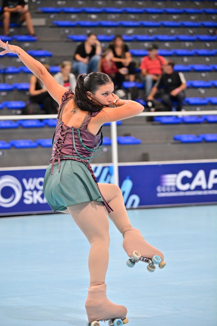 Agustina Cano con malla argentina y patines sobre pista