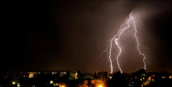 Mapa de alerta meteorológica con zonas en naranja sobre la provincia de Buenos Aires
