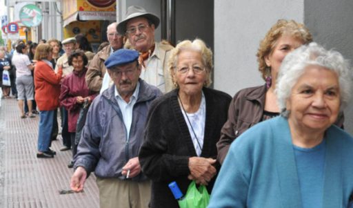 Adultos mayores realizando trámites en una oficina municipal de La Matanza