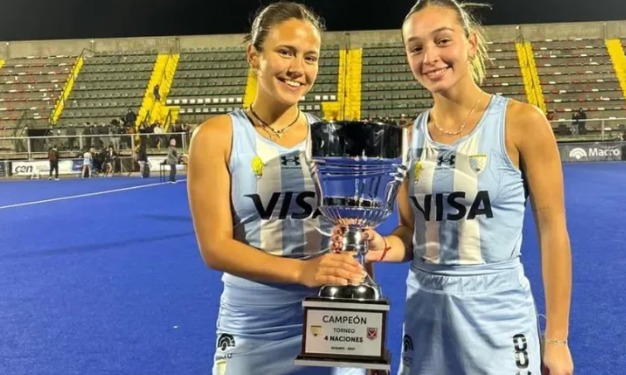 Jugadoras de hockey sobre césped con la camiseta de Las Leonas
