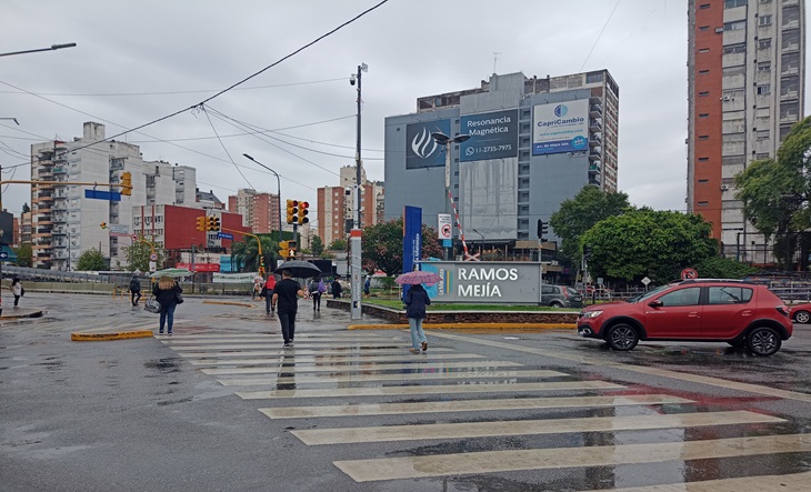 Cielo nublado y lluvia sobre una calle de La Matanza