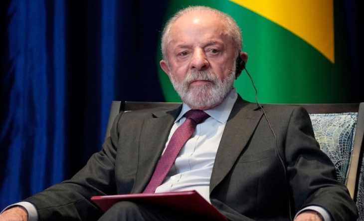 Lula da Silva hablando en un atril con banderas de Brasil de fondo
