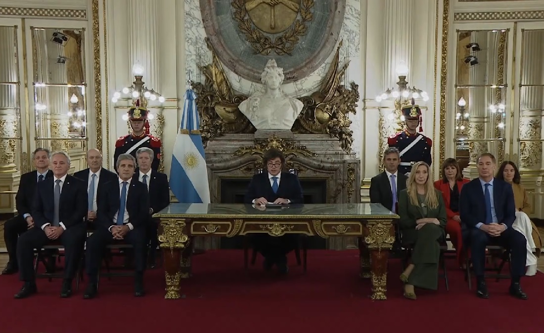Javier Milei hablando en cadena nacional con el gabinete detrás