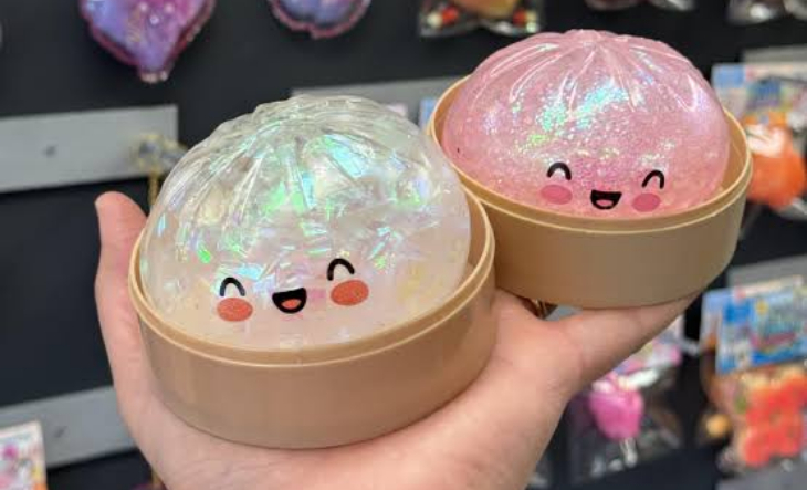 Juguete Squeezy Dumpling de plástico con forma de dumpling en su vaporera