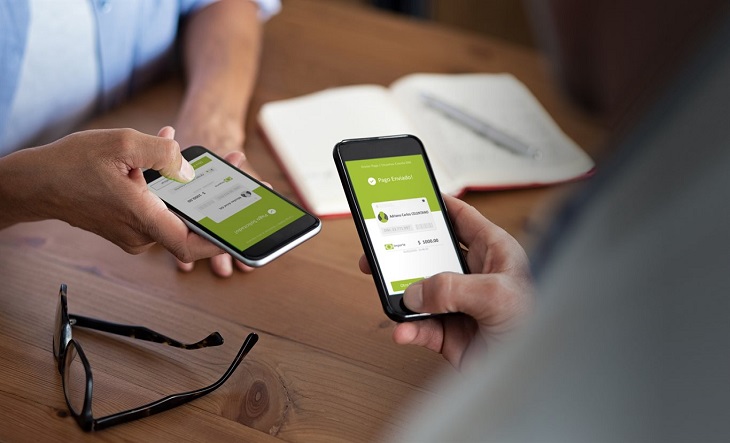Persona usando el celular con la aplicación Cuenta DNI en un comercio