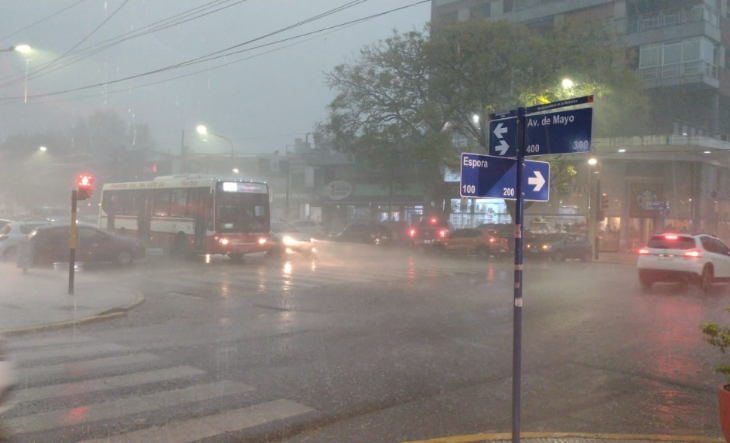 Cielo nublado y lluvia sobre la ciudad de Buenos Aires