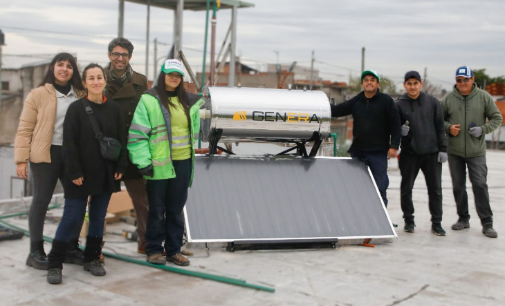 Termotanques solares instalados en el techo de un club de barrio en La Matanza