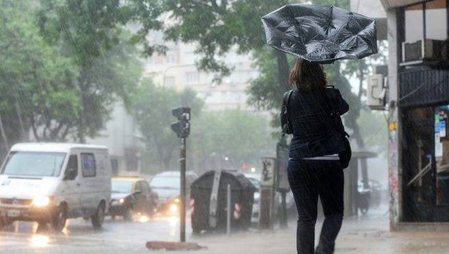 Cielo nublado y lluvia sobre una calle de la provincia de Buenos Aires