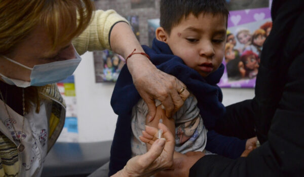 Vacuna aplicada a un niño en un centro de salud