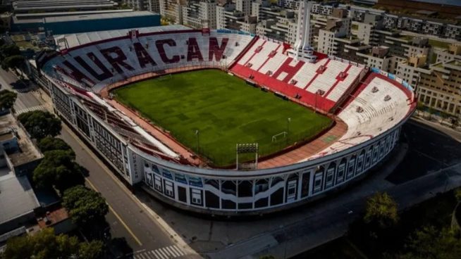 Estadio Tomás Adolfo Ducó de Huracán con el campo de juego vacío